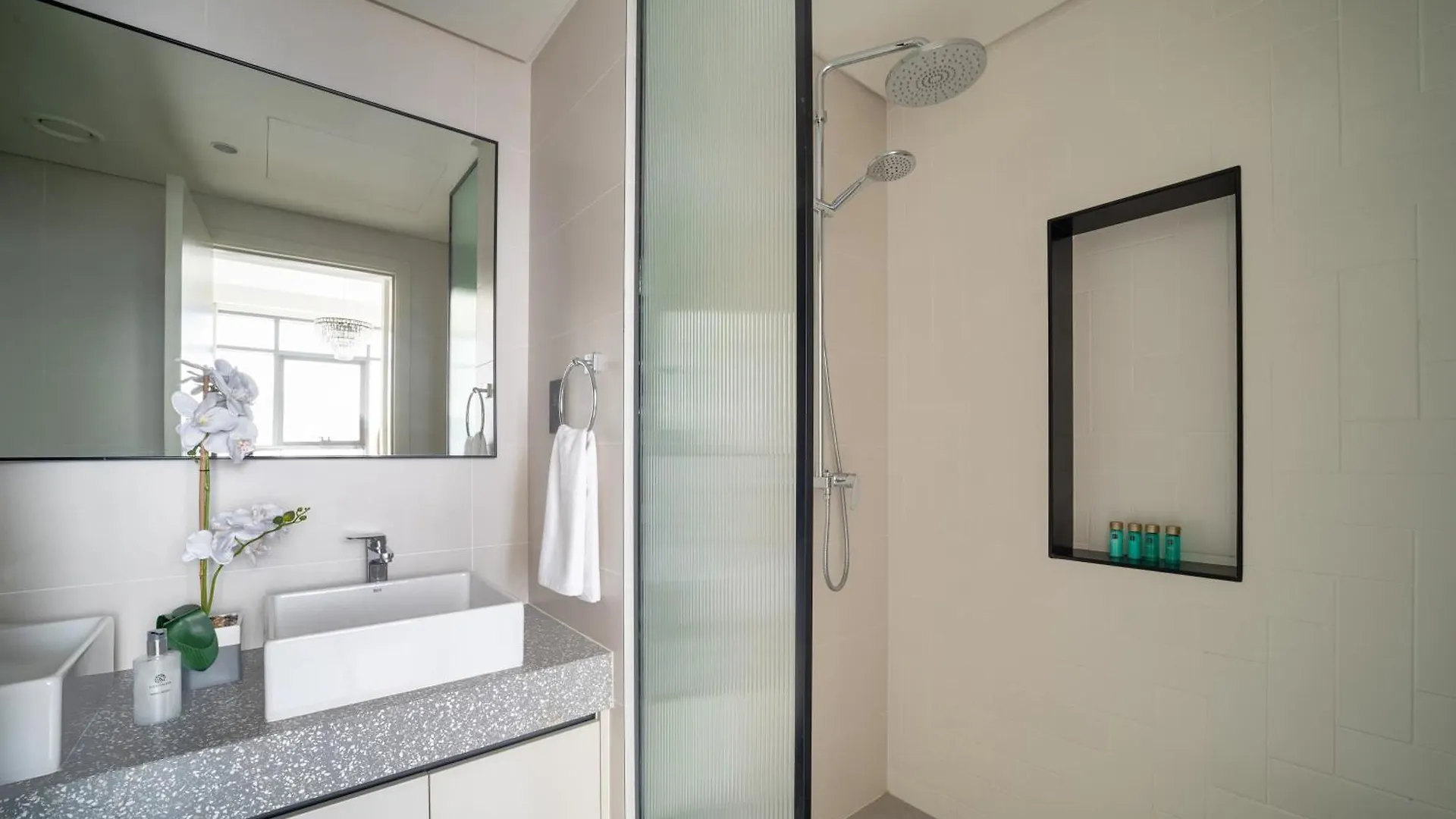 Frank Porter - Marina Vista Tower 2 Dubai Apartment